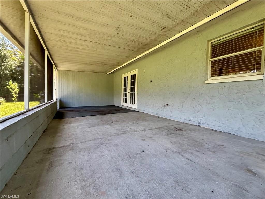 Empty room, Interior