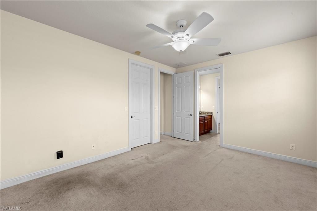 Empty room, Interior