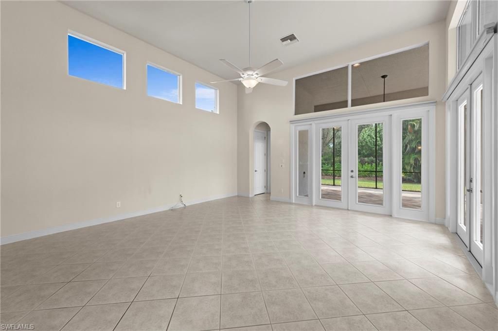 Empty room, Interior
