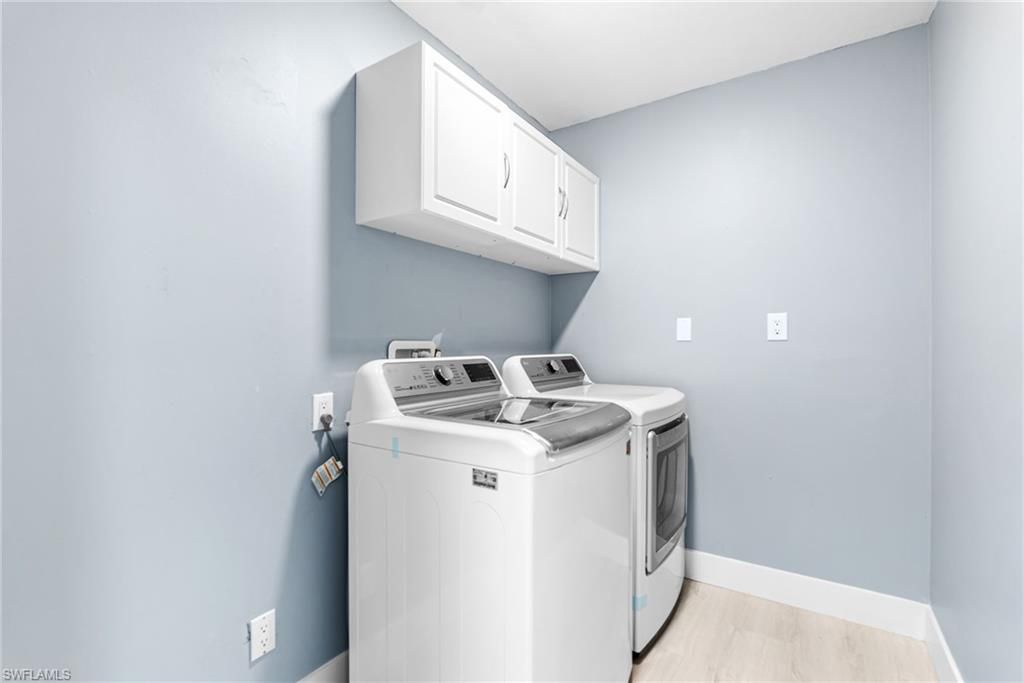 Interior, Washer, Wood Texture Flooring