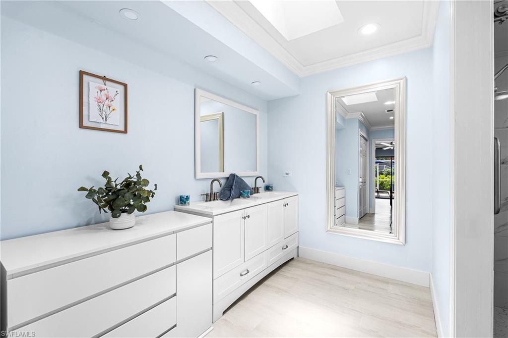Interior, Recessed Lighting, Washer, Wood Texture Flooring