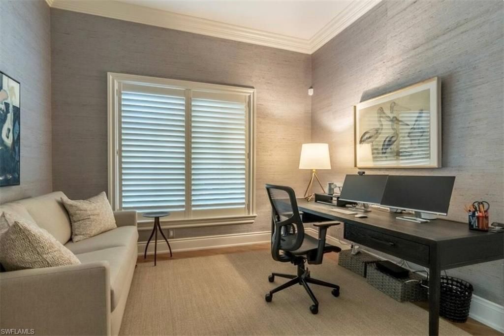 Home Office, Interior