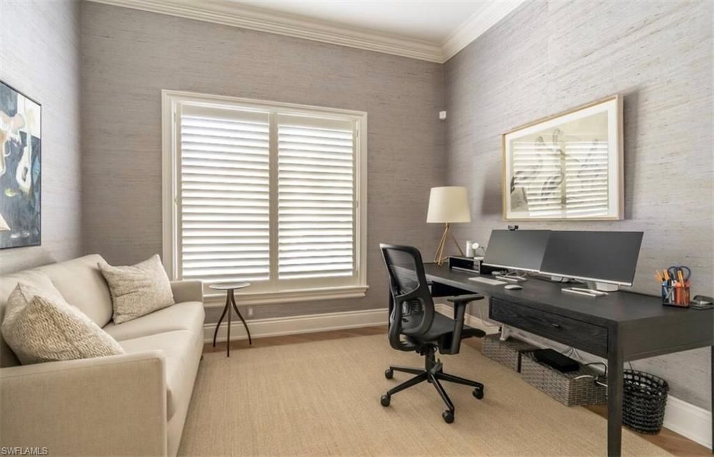 Home Office, Interior