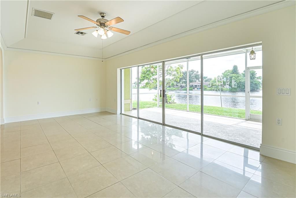 Empty room, Interior, Water