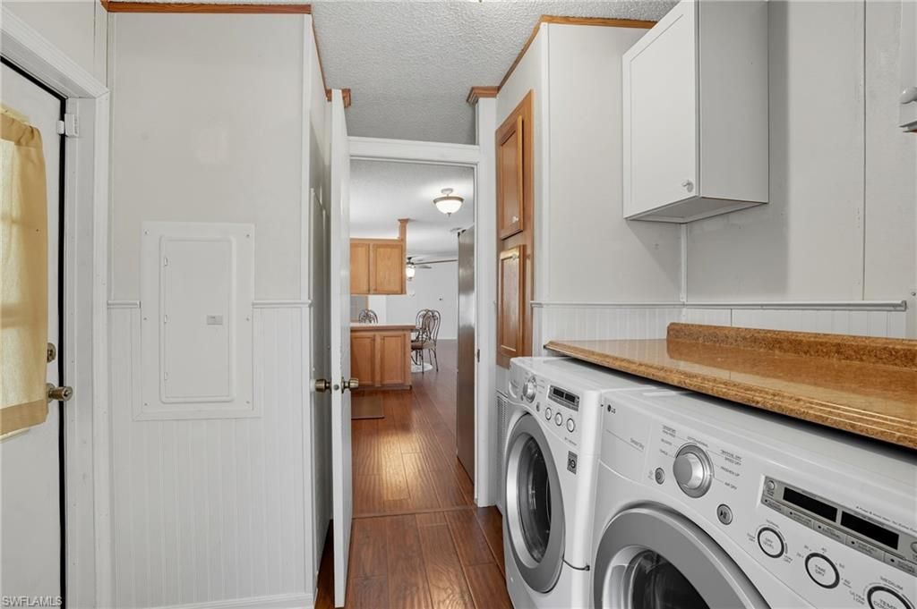 Interior, Washer, Wood Texture Flooring