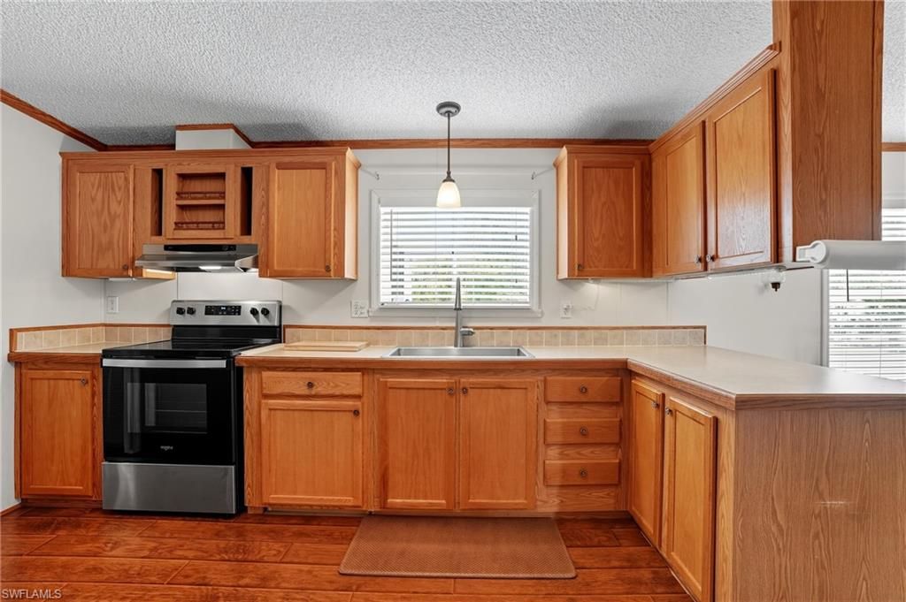 Interior, Kitchen, Pendant Lights, Wood Texture Flooring