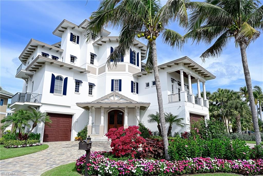 Attached, Exterior, Facade, Mediterranean