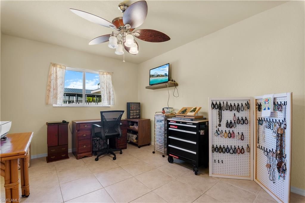 Home Office, Interior