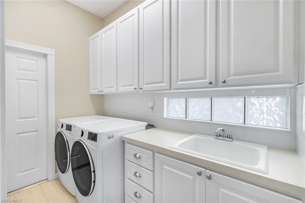 Interior, Washer, Wood Texture Flooring