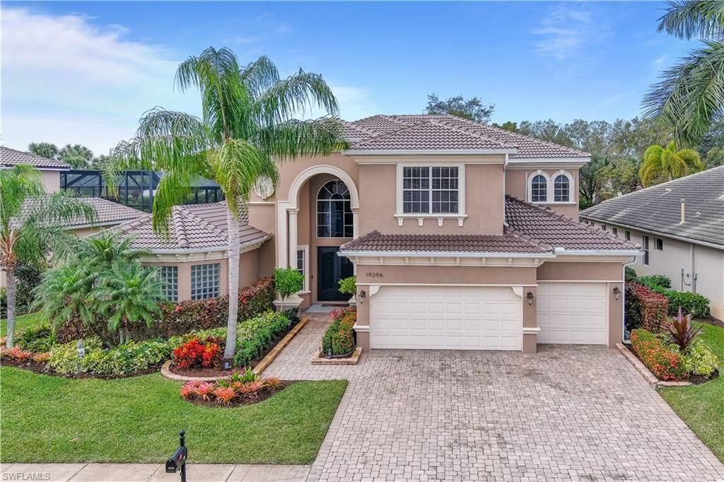 Attached, Exterior, Facade, Mediterranean