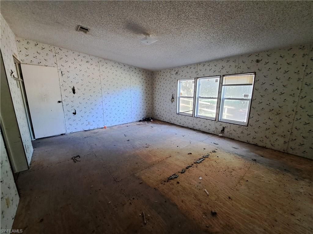 Empty room, Interior