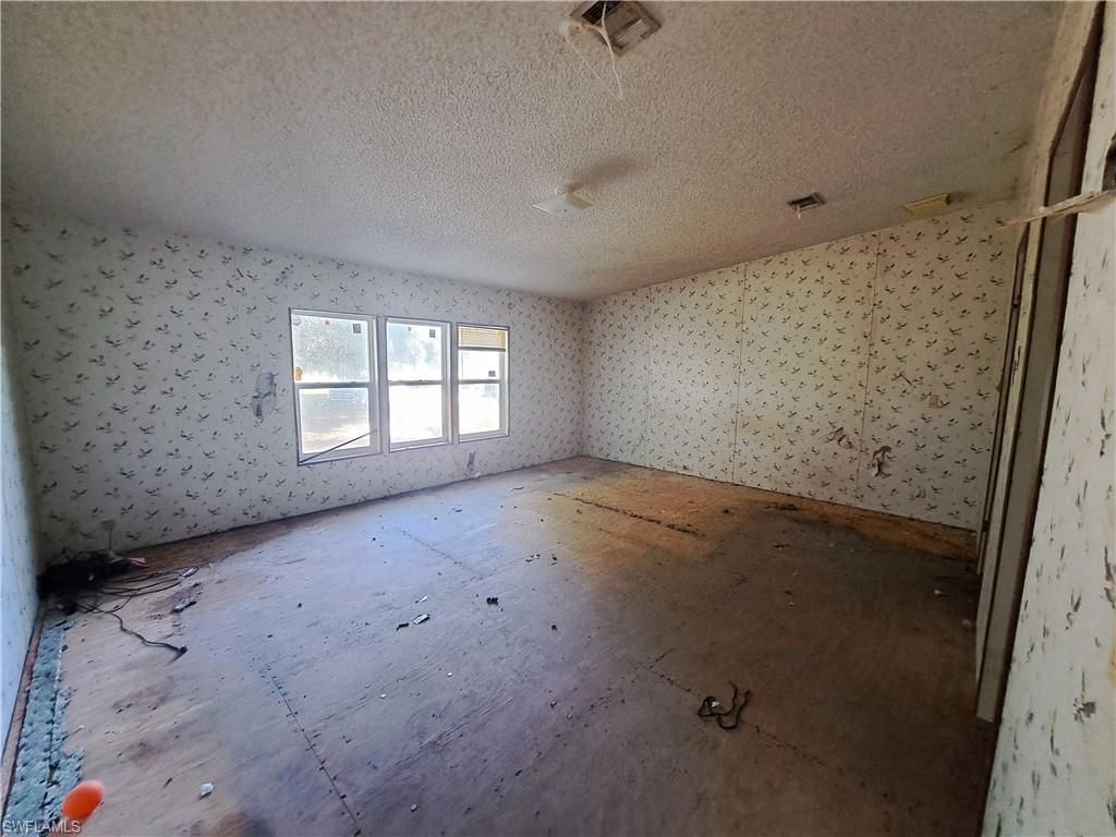 Empty room, Interior