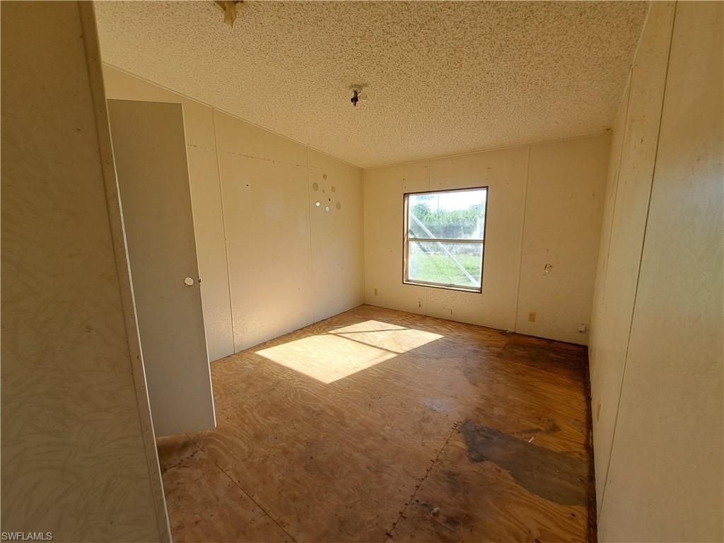 Empty room, Interior