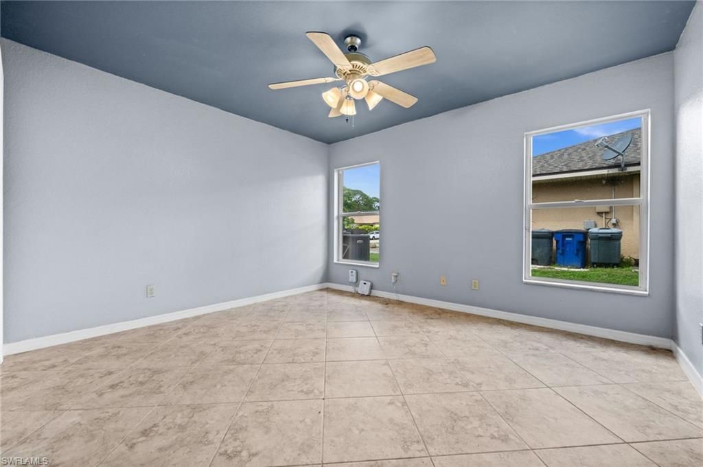 Empty room, Interior