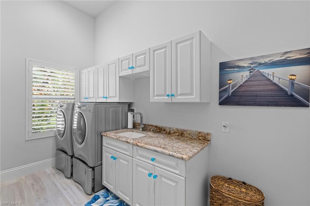 Interior, Washer, Wood Texture Flooring
