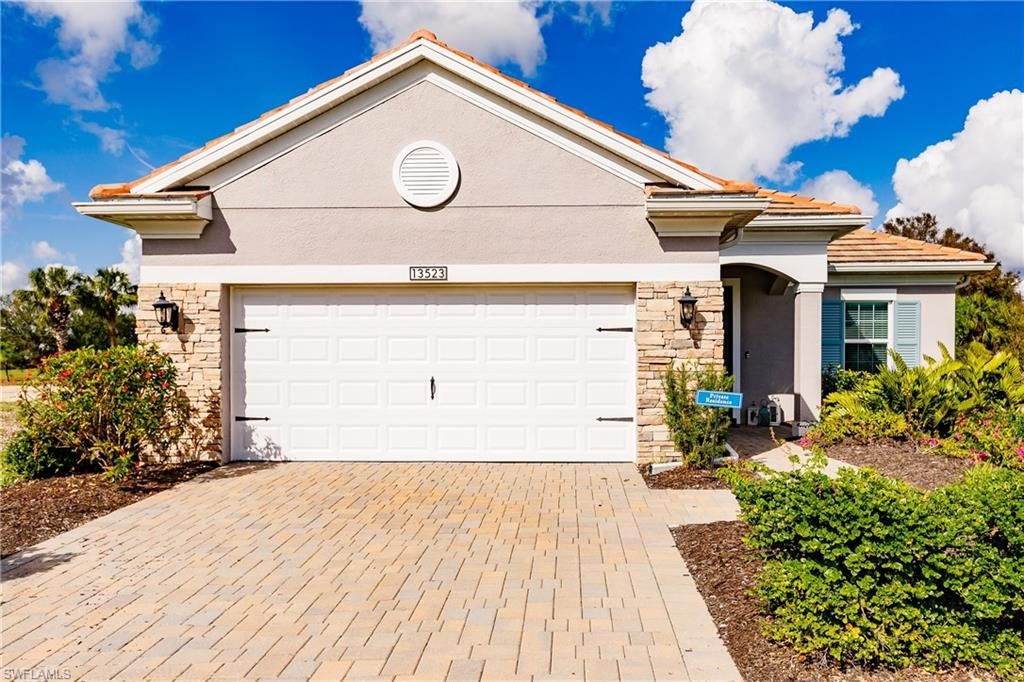 Attached, Exterior, Facade, Mediterranean
