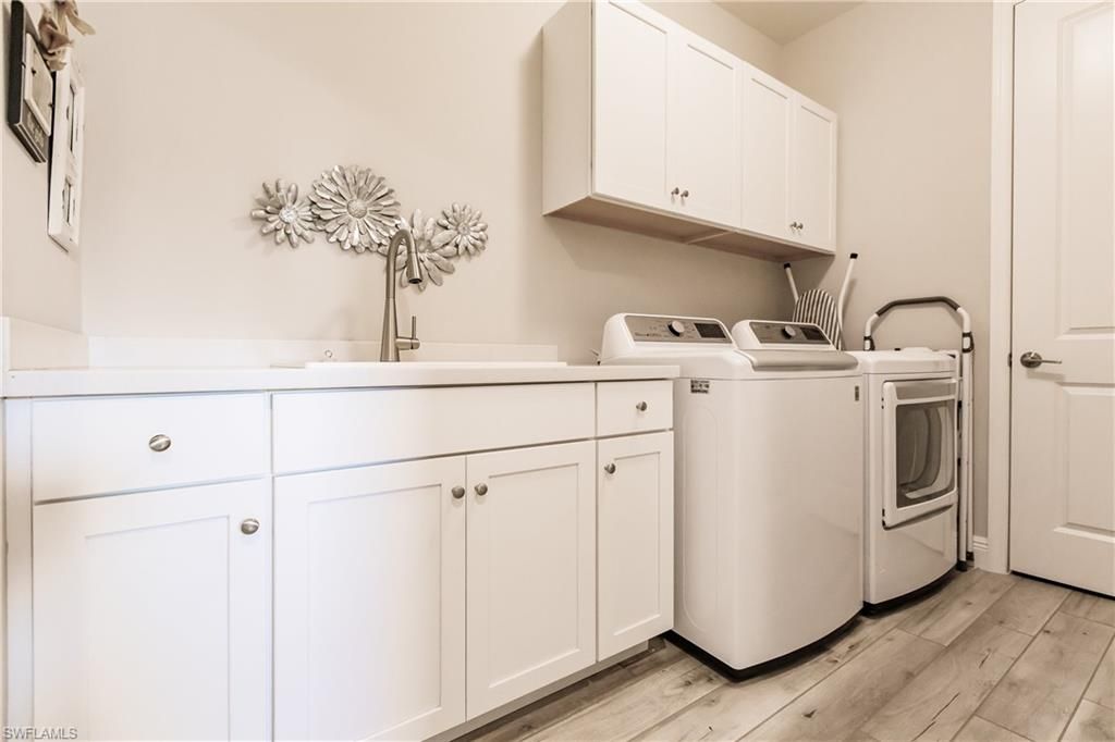 Interior, Washer, Wood Texture Flooring