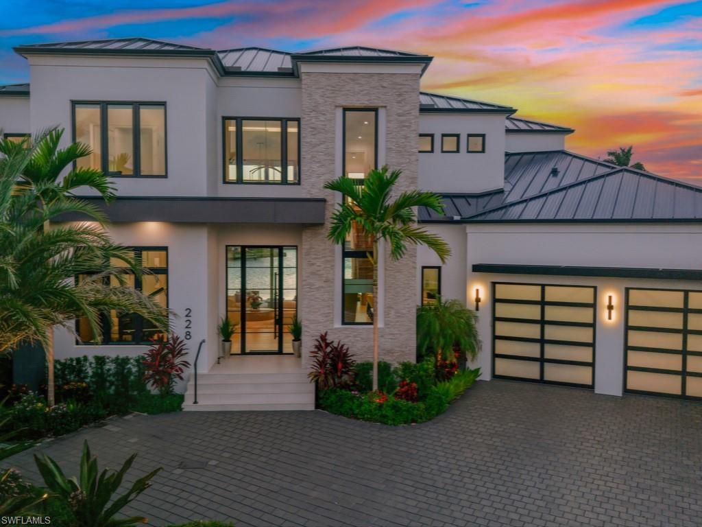 Attached, Exterior, Facade, Modern