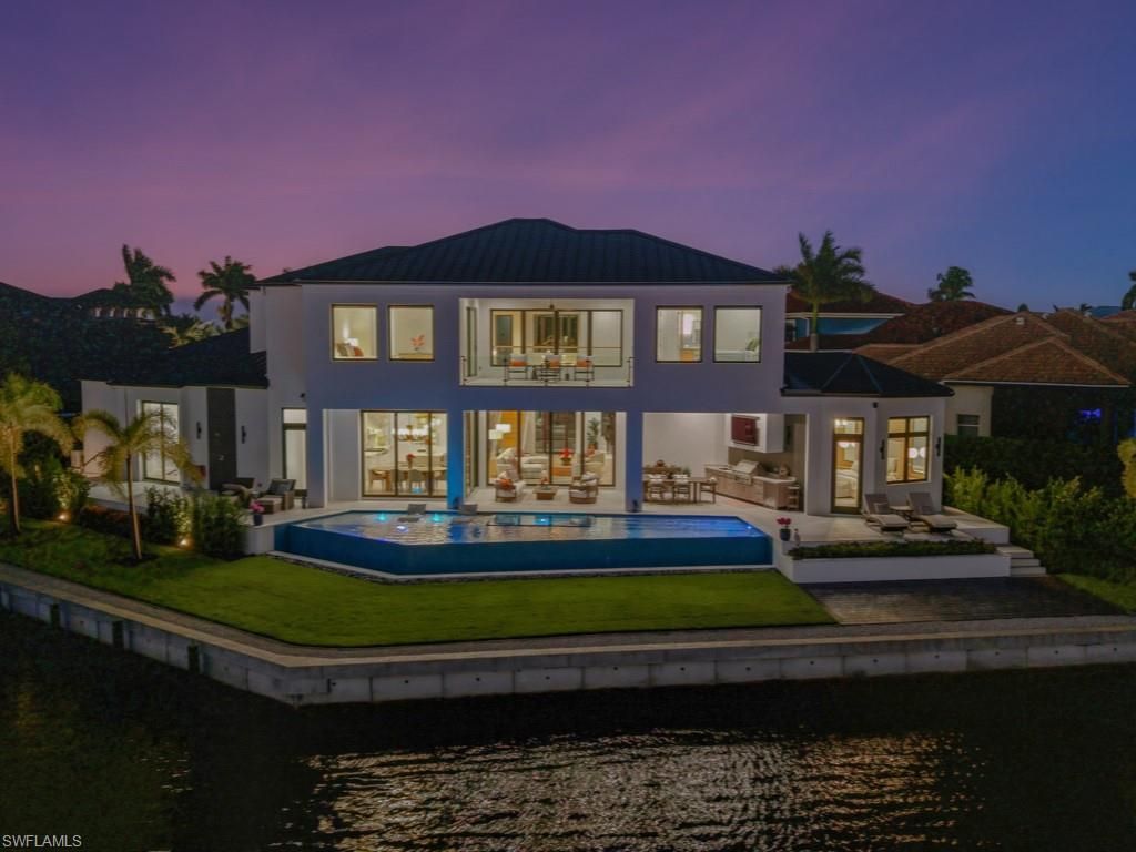 Backyard, Exterior, Facade, Pool, Modern