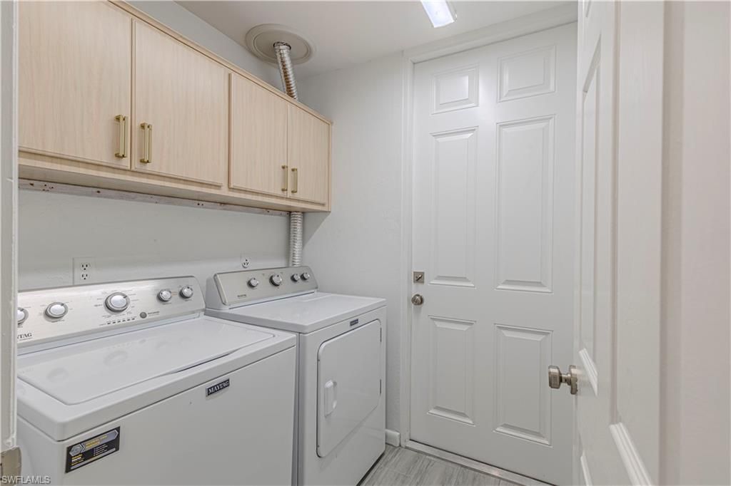 Interior, Washer, Wood Texture Flooring
