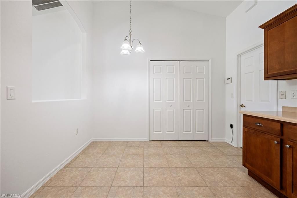 Empty room, Interior, Pendant Lights