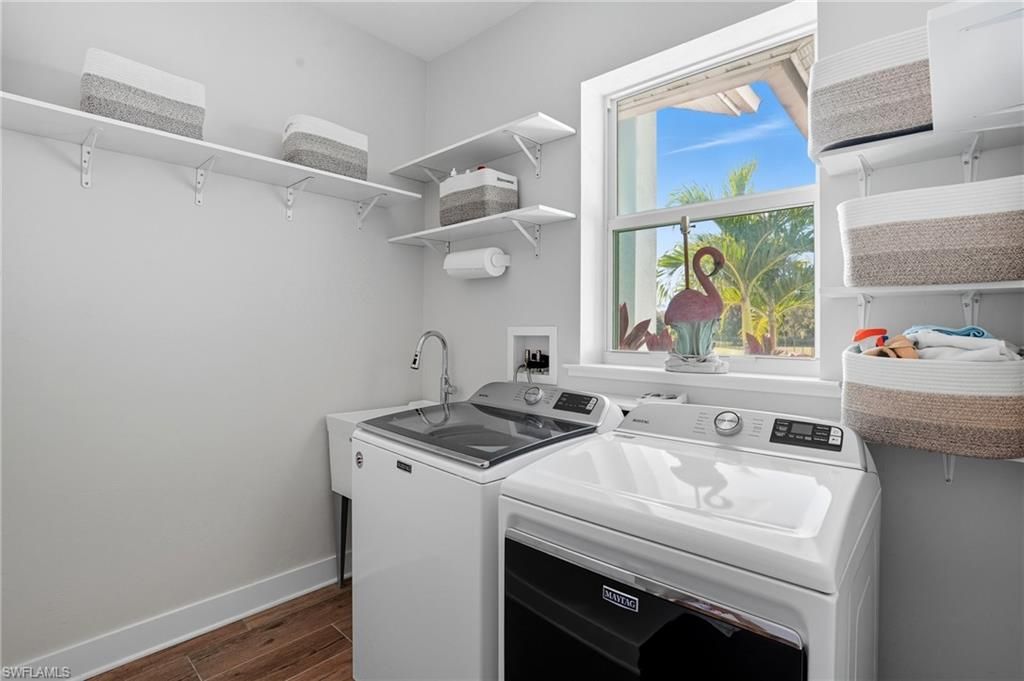 Interior, Washer, Wood Texture Flooring