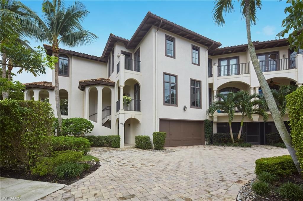 Attached, Exterior, Facade, Mediterranean