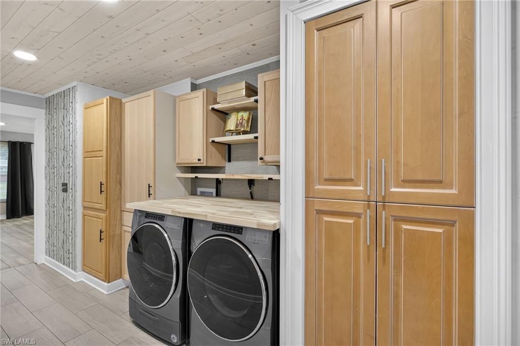 Interior, Recessed Lighting, Washer, Wood Texture Flooring