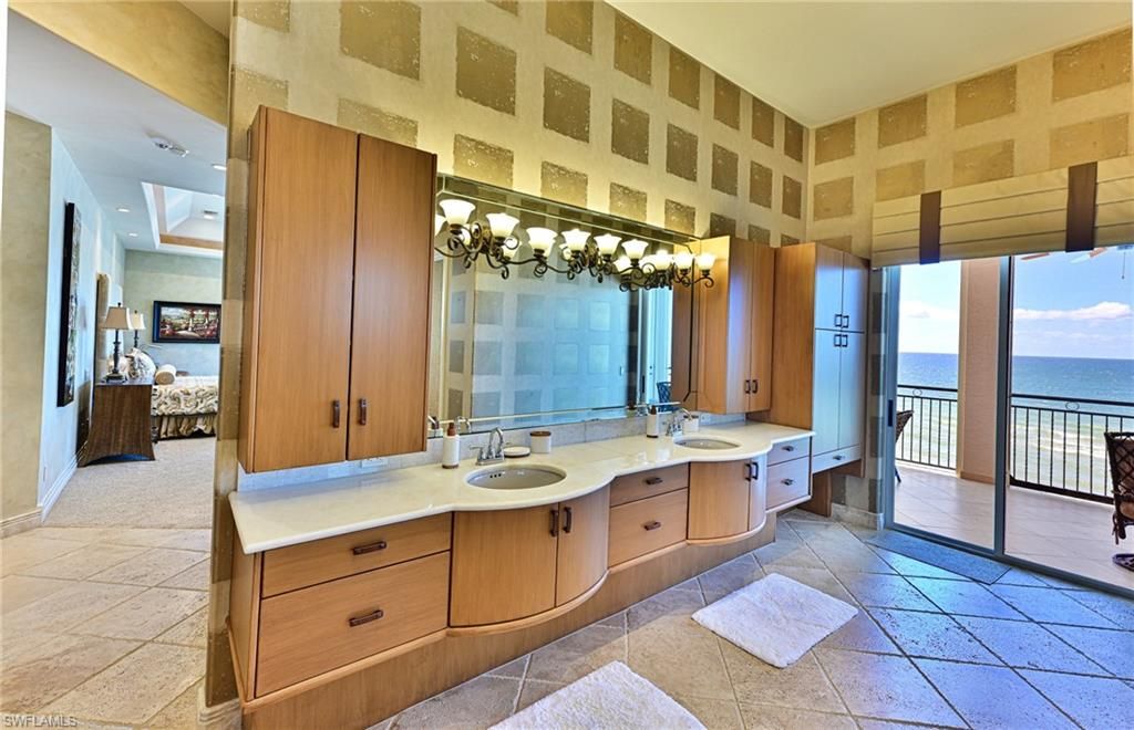Bathroom, Dual Sink Vanities, Interior, Recessed Lighting, Water