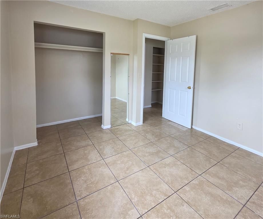 Empty room, Interior
