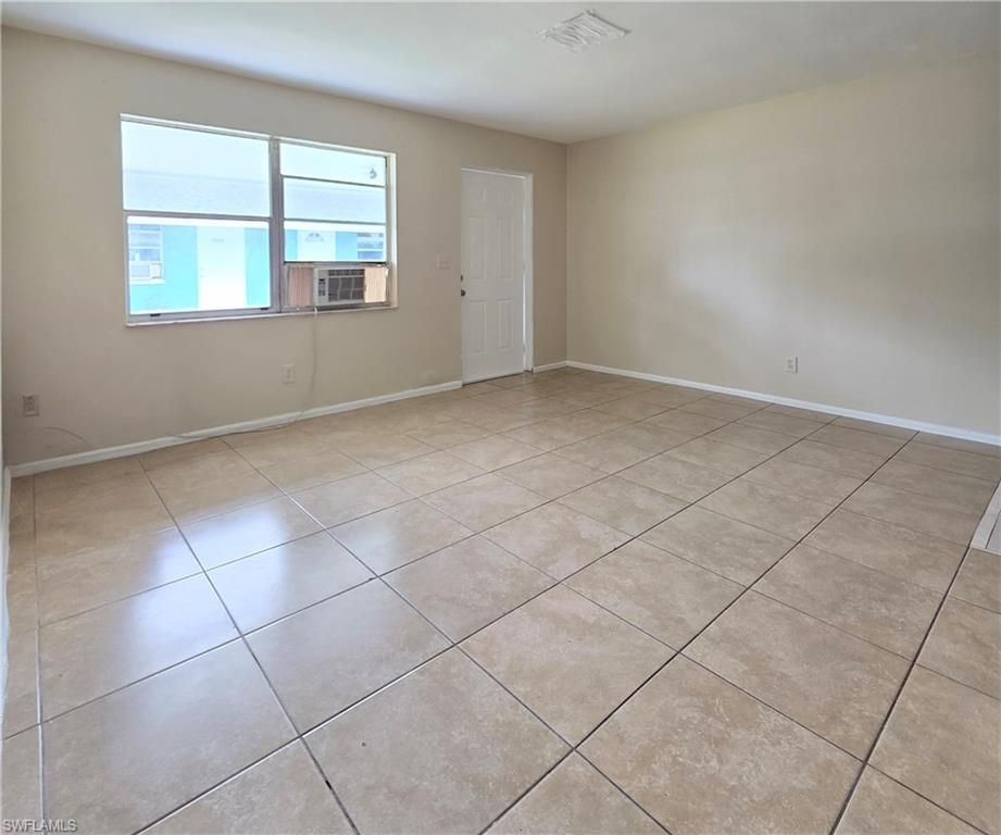 Empty room, Interior