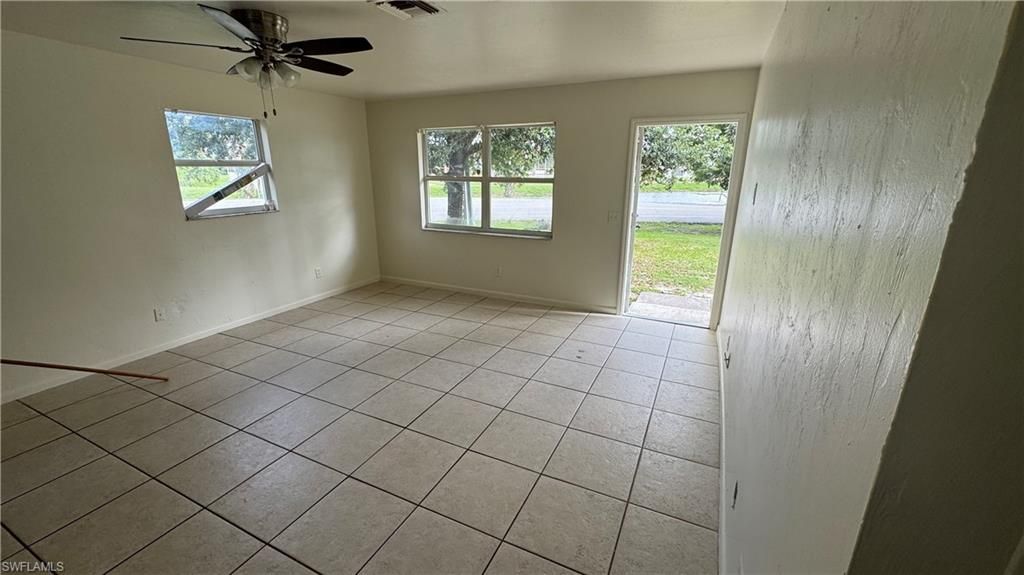 Empty room, Interior