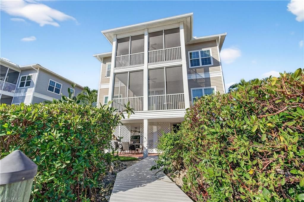 Exterior, Facade, Modern