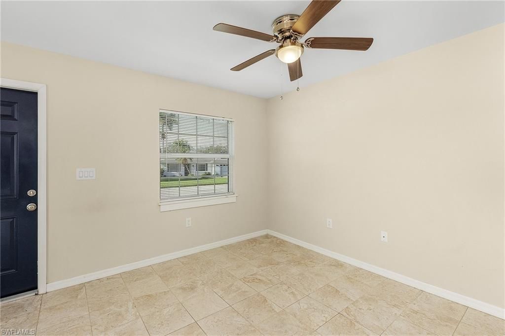 Empty room, Interior