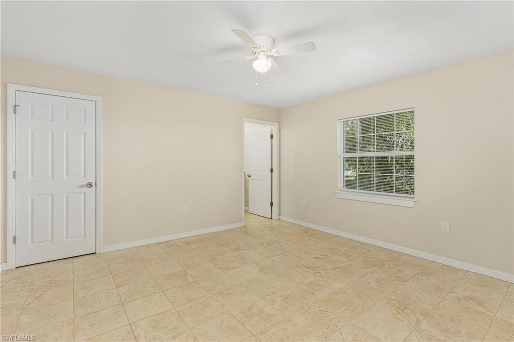 Empty room, Interior