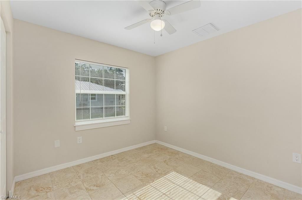Empty room, Interior