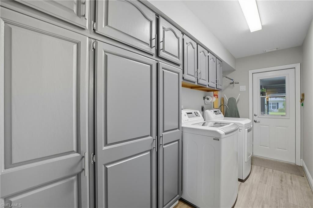 Interior, Washer, Wood Texture Flooring