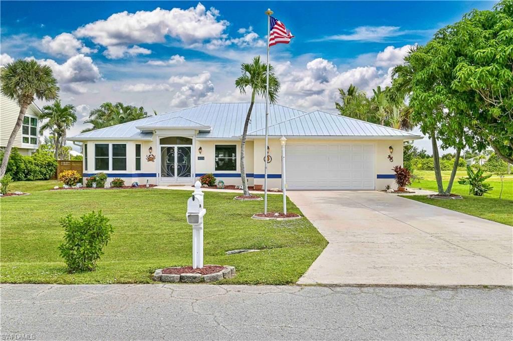 Attached, Exterior, Facade, Ranch