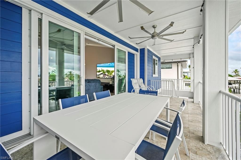 Dining room, Exterior