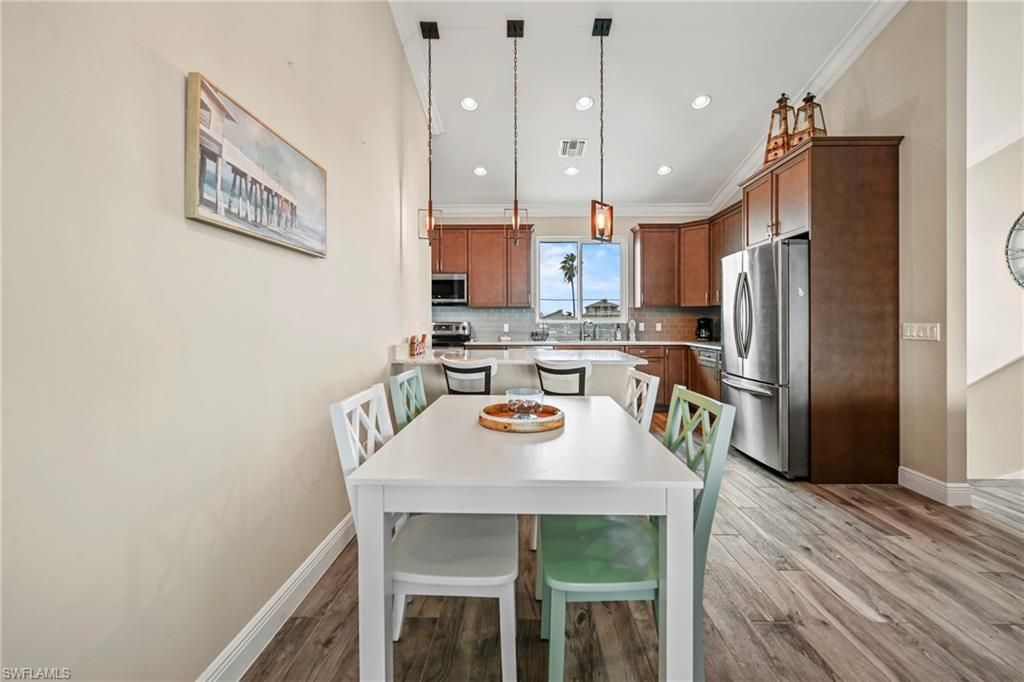 Dining room, Interior, Kitchen, Pendant Lights, Recessed Lighting, Wood Texture Flooring