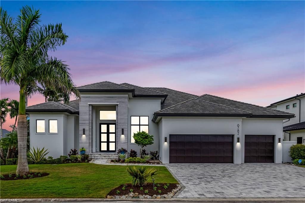 Attached, Exterior, Facade, Mediterranean
