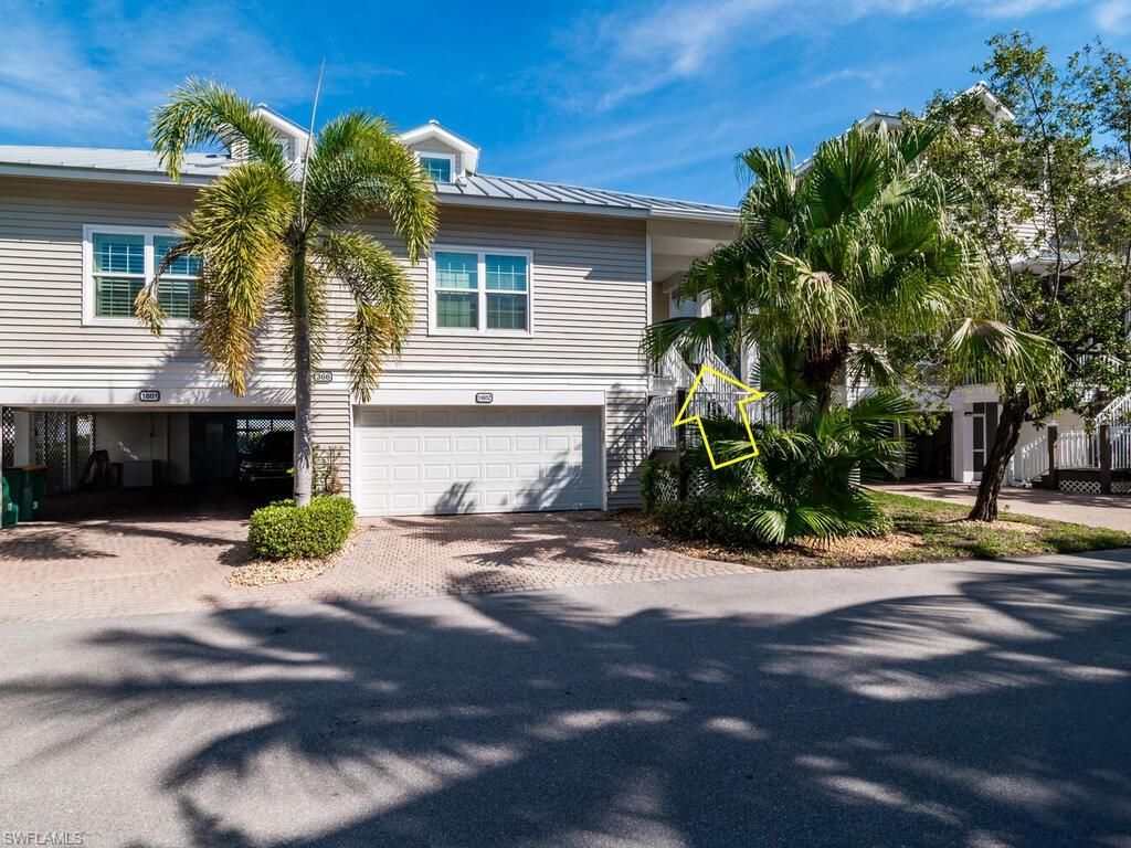 Attached, Exterior, Facade, Raised Ranch