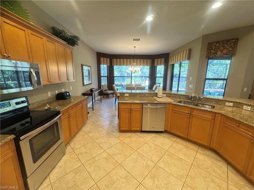 Dining room, Interior, Kitchen, Pendant Lights, Recessed Lighting, Stainless Steel Appliances