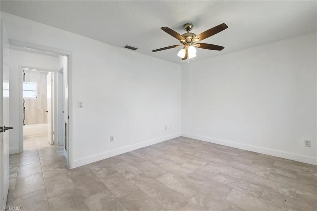 Empty room, Interior