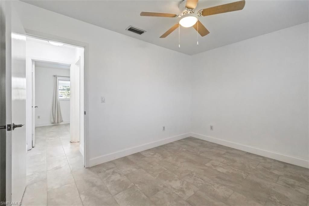 Empty room, Interior