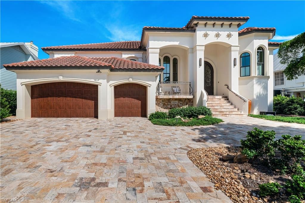 Attached, Exterior, Facade, Mediterranean