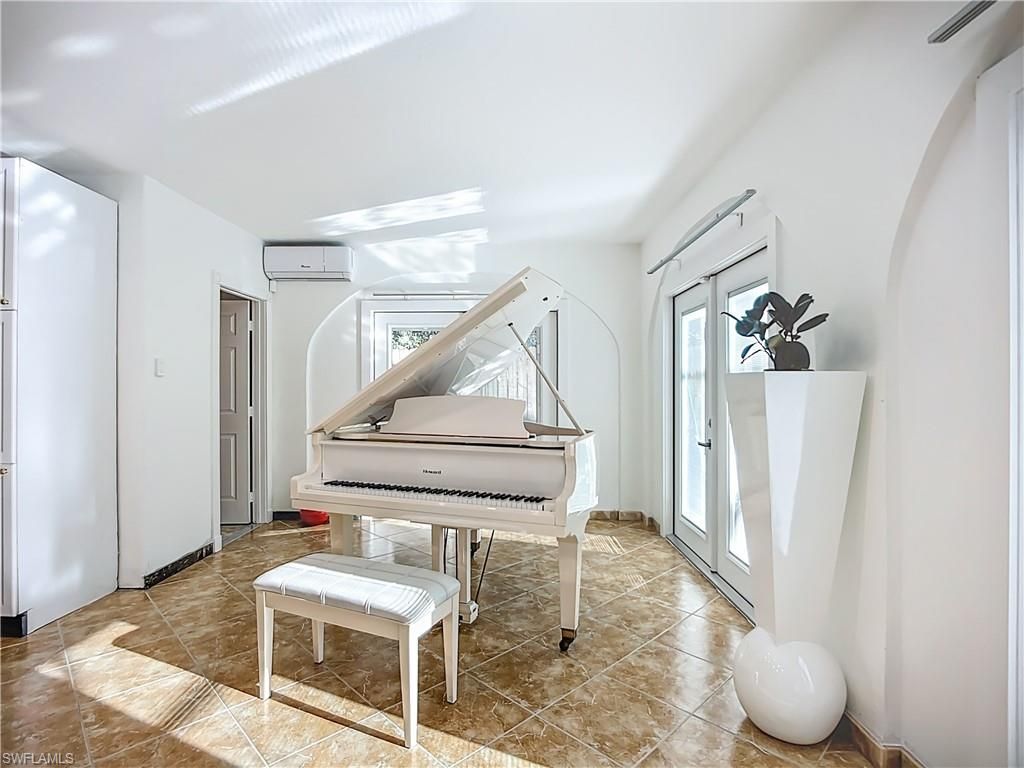 Interior, Piano