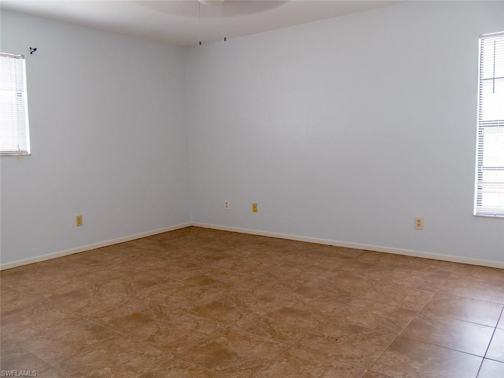 Empty room, Interior