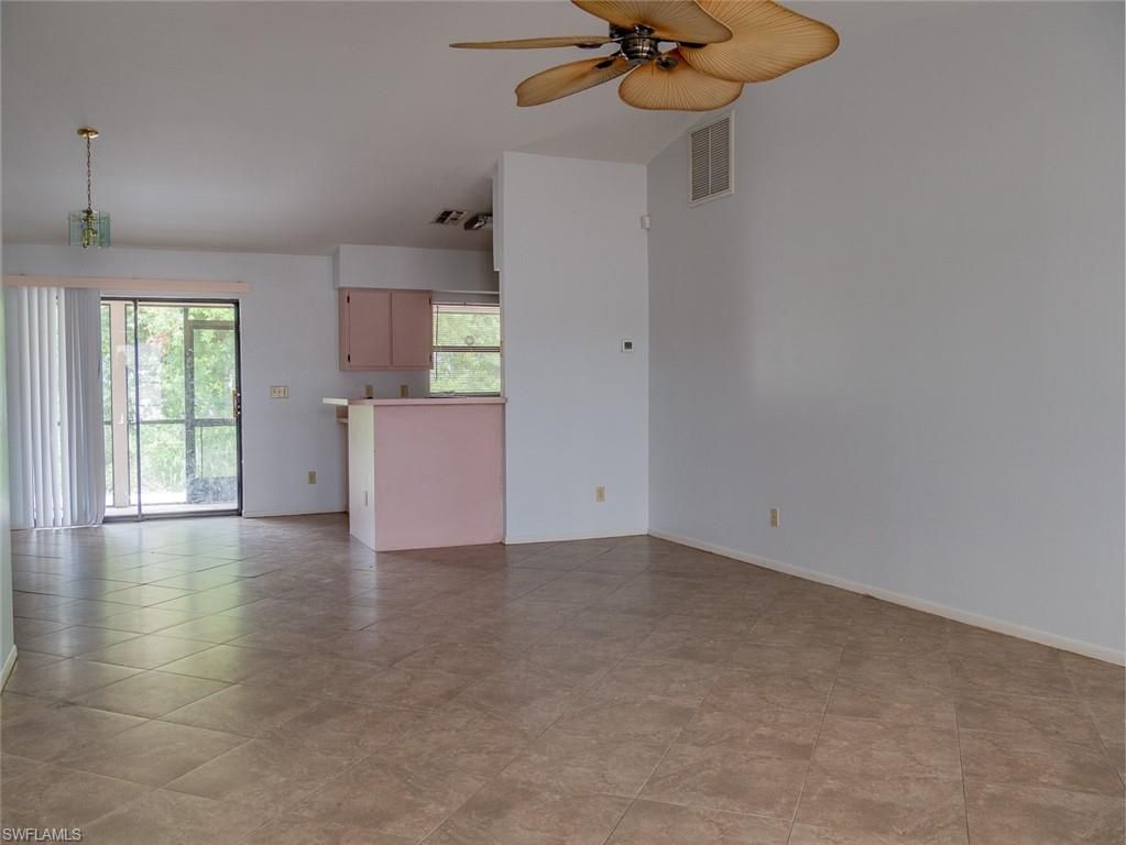 Empty room, Interior