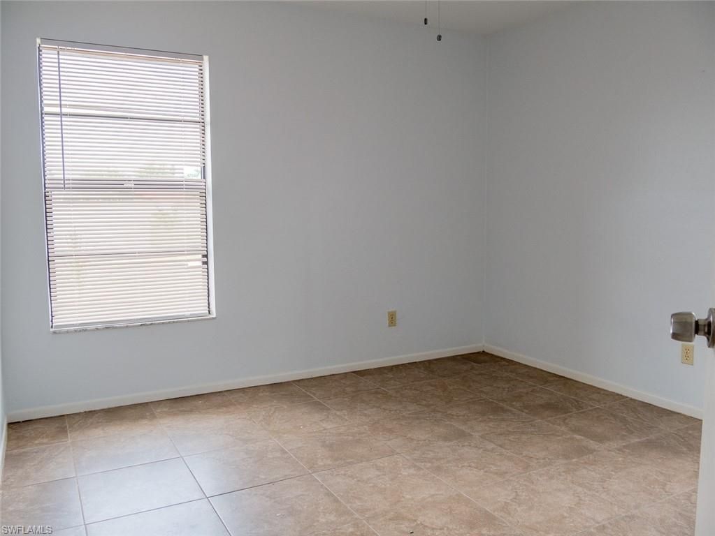 Empty room, Interior